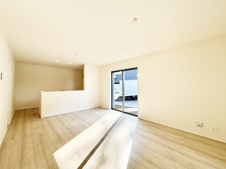 ���r���O�@���Ƒ��̓��₩�Șb�����ŕ�܂�閾�邢���r���O