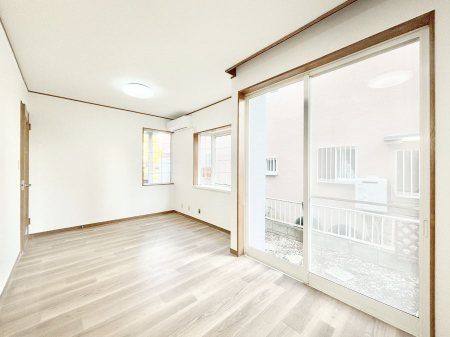 ̑ρ@Ƒ̏Ί炪RƐ܂ĂAȕ͋C̃_CjOɎdオĂ܂B