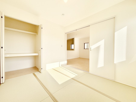 ���̑����ρ@���r���O�Ɨׂ荇���Ă���a���B�ق��ƈꑧ�ł���a�̋�Ԃ��Y�ꂸ�ɁB 