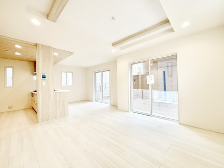 ̑ρ@Ƒ̏Ί炪RƐ܂ĂAȕ͋C̃_CjOɎdオĂ܂ 