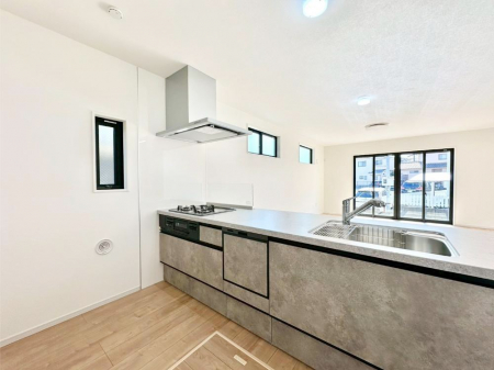 �L�b�`���@�u�₩�ȕ����ʂ蔲����L�b�`���B��������̂Ŗ��邭���C�ɂ��𗧂��܂��B�@