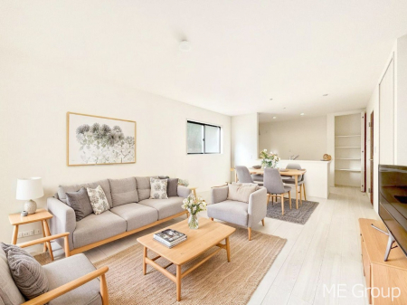 ���r���O�@�Ƒ��̘a�₩�ȉ�b���������Ă������B�J�����̂��郊�r���O�ł��B���Ƌ��CG�ł�  