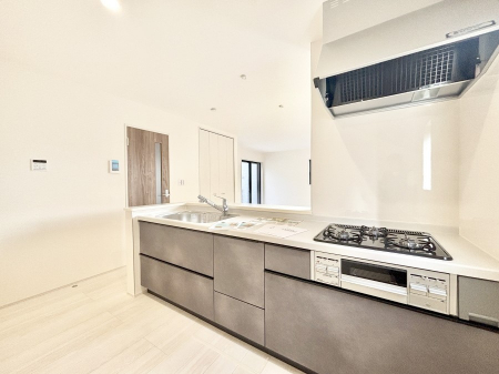 �L�b�`���@���r���O�ŗV�Ԃ��q�l�������Ȃ��炨�������ł���ΖʃL�b�`���B  