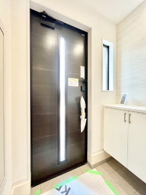 ���ց@�K���X�X���b�g�̓��������փh�A�������Ɍ���͂��Ă���܂��@