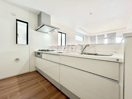 �L�b�`���@�u�₩�ȕ����ʂ蔲����L�b�`���B��������̂Ŗ��邭���C�ɂ��𗧂��܂��B