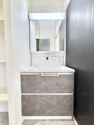 ���ʑ�E���ʏ��@�O�ʋ��̗��ɁA���ϕi��q���p�i�Ȃǂ����[�\�B���ʑ����������ƕۂ��܂��I  