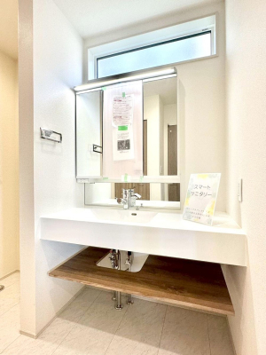 ʑEʏ@邢ʏ͖̐gxxyłႢłB