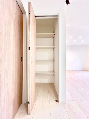 ���̑����ρ@�L�b�`���ɂ̓p���g���[�I�H�ނ̃X�g�b�N�͂������A���p�i�̎��[�Ȃǎg�����͂��낢��I