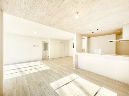 ���r���O�@���邢�z���������A�����̕��͋C�ɖ�������郊�r���O�_�C�j���O