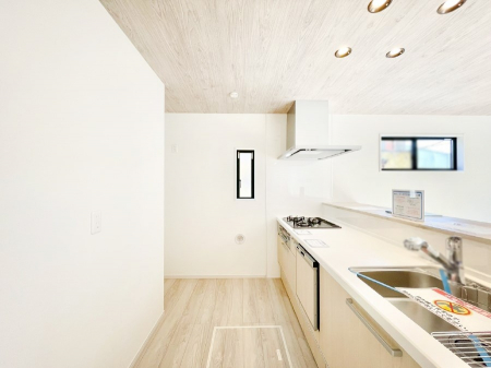 �L�b�`���@�u�₩�ȕ����ʂ蔲����L�b�`���B��������̂Ŗ��邭���C�ɂ��𗧂��܂��B