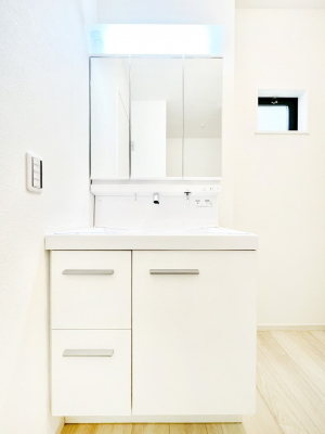 ���ʑ�E���ʏ��@�X�^�C�����O�ɕ֗��ȎO�ʋ��A�~���[�L���r�l�b�g�ōׂ������X�b�L��