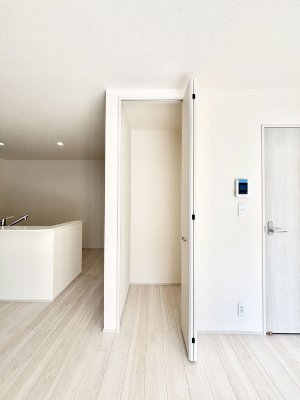 ���̑����ρ@���r���O���[�B�����Ɏ��[������ƕ����W�܂�LDK���X�b�L���Еt�������ł��ˁB  