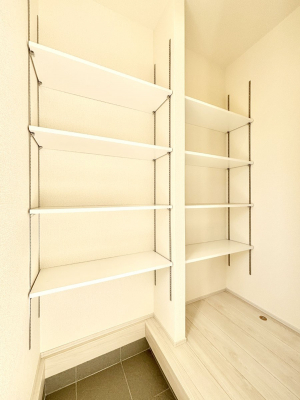 ���̑����ρ@�����Ղ���[�ł���V���[�Y�{�b�N�X�ŉƑ��S���̌C���A���ւ�������B  