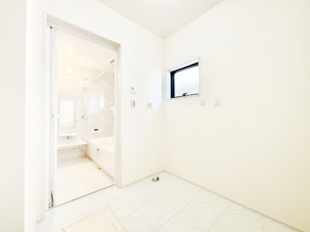 ���̑��@���������A���󕨂������A��ނȂǂ̍�Ƃ�1�J���ōs�Ȃ��郉���h���[���[��