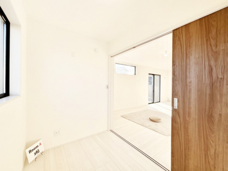 ���̑����ρ@���r���O�ɗאڂ����m���B�����˂��J������ƃ��r���O�ƌq����e���̋�Ԃɕϐg�I