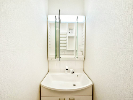 ���ʑ�E���ʏ��@�O�ʋ��̗��ɁA���ϕi��q���p�i�Ȃǂ����[�\�B���ʑ����������ƕۂ��܂��I  