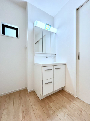 ���ʑ�E���ʏ��@�X�^�C�����O�ɕ֗��ȎO�ʋ��A�~���[�L���r�l�b�g�ōׂ������X�b�L��