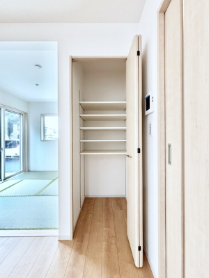 ���̑����ρ@���r���O���[�B�����Ɏ��[������ƕ����W�܂�LDK���X�b�L���Еt�������ł��ˁB  