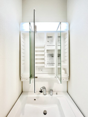 ���̑����ρ@�O�ʋ��̗��ɁA���ϕi��q���p�i�Ȃǂ����[�\�B���ʑ����������ƕۂ��܂��I