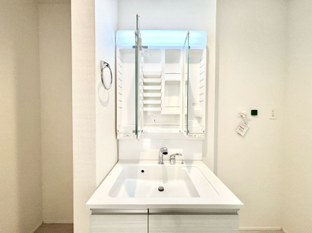 ���̑����ρ@�O�ʋ��̗��ɁA���ϕi��q���p�i�Ȃǂ����[�\�B���ʑ����������ƕۂ��܂��I