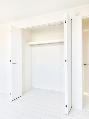 ���[�@��������ߗނ�ו��Ȃǂ̎��[�ɕ֗��ȃN���[�[�b�g�t���ł��B