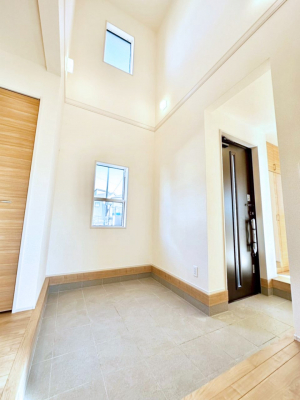 ���[�@�J���I�Ȑ������̂���}���`�G���g�����X�B�J���x�r�[�J�[�E�A�E�g�h�A�p�i�Ȃǂ��u���܂��B