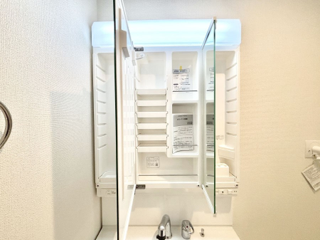 ���̑����ρ@�O�ʋ��̗��ɁA���ϕi��q���p�i�Ȃǂ����[�\�B���ʑ����������ƕۂ��܂��I