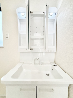 ���̑����ρ@�O�ʋ��̗��ɁA���ϕi��q���p�i�Ȃǂ����[�\�B���ʑ����������ƕۂ��܂��I