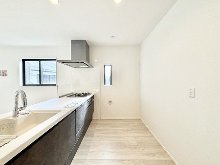 �L�b�`���@�u�₩�ȕ����ʂ蔲����L�b�`���B��������̂Ŗ��邭���C�ɂ��𗧂��܂��B