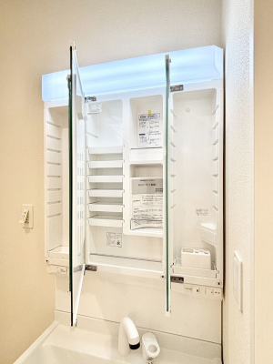 ���̑����ρ@�O�ʋ��̗��ɁA���ϕi��q���p�i�Ȃǂ����[�\�B���ʑ����������ƕۂ��܂��I