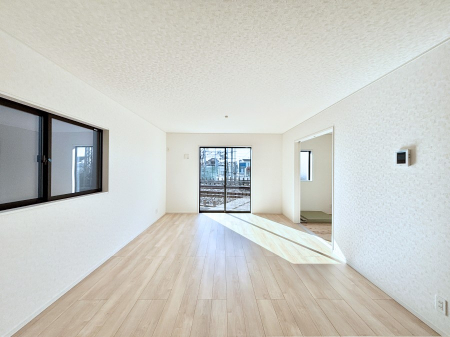 ���r���O�@���Ƒ��̓��₩�Șb�����ŕ�܂�閾�邢���r���O  