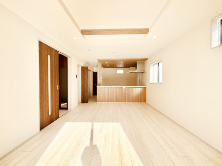 ���r���O�@���邢�z���������A�����̕��͋C�ɖ�������郊�r���O�E�_�C�j���O�B 