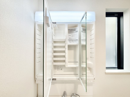 ���ʑ�E���ʏ��@�O�ʋ��̗��ɁA���ϕi��q���p�i�Ȃǂ����[�\�B���ʑ����������ƕۂ��܂��I  