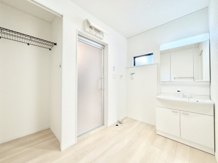 ���̑��@���ʏ��͂�Ƃ�̂���X�y�[�X�ŁA�g�x�x�������̃X�L���P�A���S�ɗ]�T�������Ăł������ł��B  