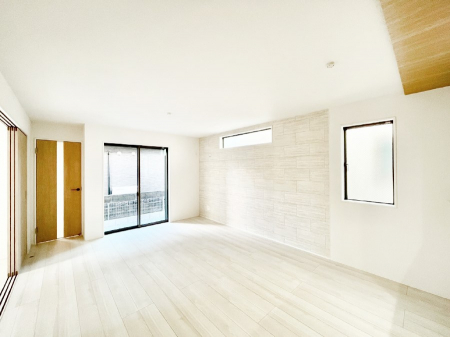 ���r���O�@���R������荞�܂�A�Ƒ��c���̏ꏊ�𖾂邭���o