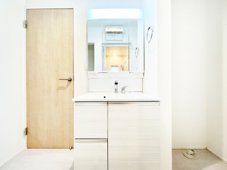 ���ʑ�E���ʏ��@�X�^�C�����O�ɕ֗��ȎO�ʋ��A�~���[�L���r�l�b�g�ōׂ������X�b�L��