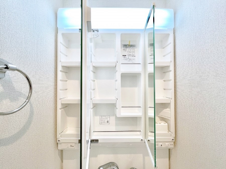 ���ʑ�E���ʏ��@�O�ʋ��̗��ɁA���ϕi��q���p�i�Ȃǂ����[�\�B���ʑ����������ƕۂ��܂��I  