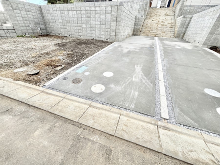 �@����2��\�I�}�Ȃ��q�l�̒��ԂɁB�܂��A���Ƒ��̎��]�ԃX�y�[�X�Ƃ��Ă��劈��B