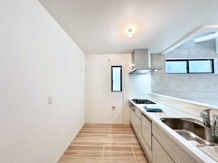 �L�b�`���@�u�₩�ȕ����ʂ蔲����L�b�`���B��������̂Ŗ��邭���C�ɂ��𗧂��܂��B