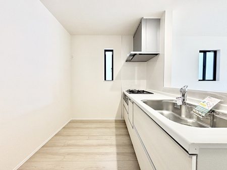 �L�b�`���@�u�₩�ȕ����ʂ蔲����L�b�`���B��������̂Ŗ��邭���C�ɂ��𗧂��܂��B