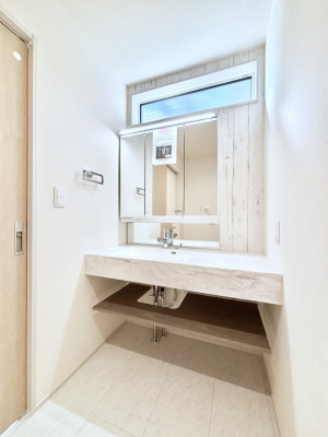 ���ʑ�E���ʏ��@�O�ʋ��̗��ɁA���ϕi��q���p�i�Ȃǂ����[�\�B���ʑ����������ƕۂ��܂��I  