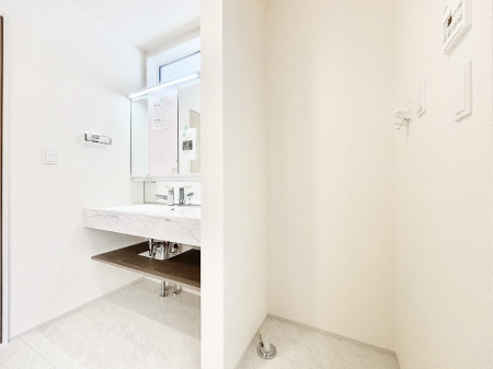 ���̑��@����������z���C�g�J���[����Ƃ��������h���[�X�y�[�X