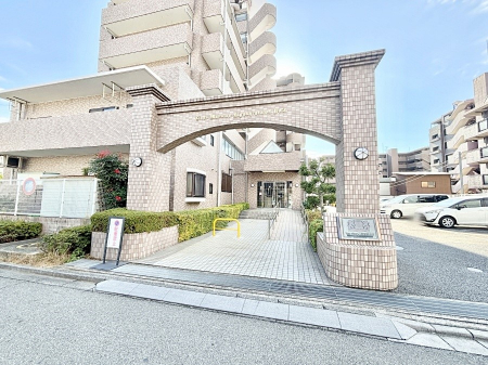 �G���g�����X�@�O�� �Y��ȃG���g�����X�́A���Z�҂�D�����}������Ă���܂�