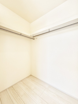 ���̑��@�G�ߕi���̕i�Ȃǂ����Ղ���[�o����E�H�[�N�C���N���[�[�b�g�t���ł��B