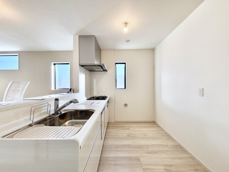 �L�b�`���@�u�₩�ȕ����ʂ蔲����L�b�`���B��������̂Ŗ��邭���C�ɂ��𗧂��܂��B