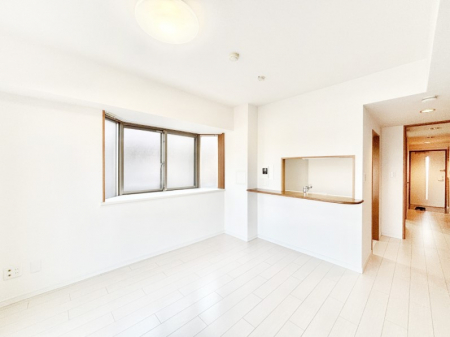 rO@RƂƑW܂郊rO͉Ƒ݂Ȃ̌e̋ԂłB