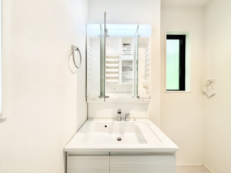 ���ʑ�E���ʏ��@�O�ʋ��̗��ɁA���ϕi��q���p�i�Ȃǂ����[�\�B���ʑ����������ƕۂ��܂��I  