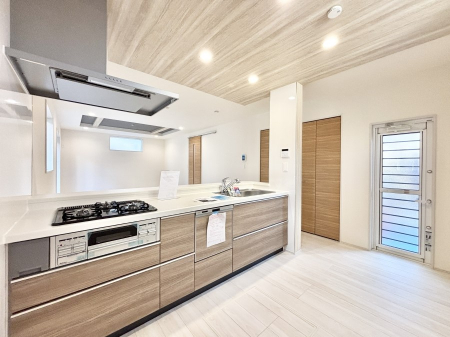 �L�b�`���@������̂��閾�邢�L�b�`���B�S�~�̂ď�����O�ɂ��邱�Ƃ��ł��A���C�ɂ��𗧂��܂��B 