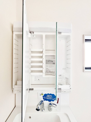 ���̑����ρ@�O�ʋ��̗��ɁA���ϕi��q���p�i�Ȃǂ����[�\�B���ʑ����������ƕۂ��܂��I