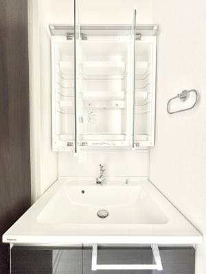 ���̑����ρ@�O�ʋ��̗��ɁA���ϕi��q���p�i�Ȃǂ����[�\�B���ʑ����������ƕۂ��܂��I